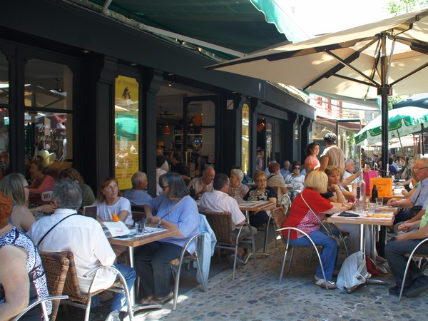 Terrasse du Menestrel avec ses tables occupées, photographie de l’établissement diffusée par l’office de tourisme de Carcassonne.