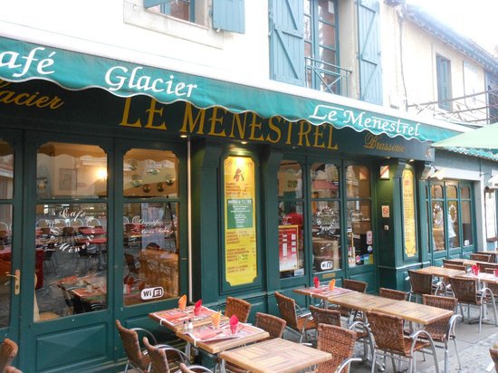 Façade et terrasse du restaurant Le Menestrel, place Marcou à Carcassonne.